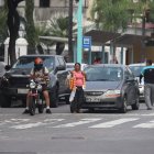 La presencia de vendedores informales se observa en varias calles principales de Urdesa.