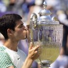 El español Carlos Alcaraz, con el trofeo tras vencer al australiano Alex de Minaur en la final del troneo Cinch de Tenis en las pistas de Queen"s en Londres.