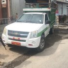 En El Oro, los uniformados decomisaron 330 galones de diésel en el balde de una camioneta.