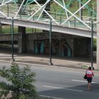 Entre las razones de los ciudadanos para no usar los pasos peatonales es la falta de garantías de seguridad en estas estructuras.