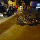 Evidencia. En el sitio quedó la moto en que viajaban los atacantes.
