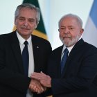 El presidente de Brasil, Luiz Inácio Lula da Silva (der.), se reúne con su homólogo argentino, Alberto Fernández, en el Palacio del Planalto, hoy en Brasilia (Brasil). En este caso, se trata de una visita de Estado enmarcada en el bicentenario del establecimiento de relaciones diplomáticas entre ambos países, que será celebrado en agosto, pero que se da en un contexto de crecientes problemas para el Gobierno argentino. EFE/Andre Borges