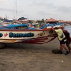 ‘Forzudos’. Cincuenta hombres llamados los ‘forzudos’ se ganan 10 dólares por fibra para estacionarlas en la playa.