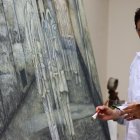El pintor Hernán Illescas, frente a una de sus obras que expone desde este miércoles 28 en el Nahim Isaías.