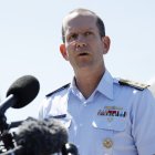 En la imagen, el contralmirante John Mauger, se refiere a la invesitgacion por le percance.