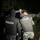 Operativo. Uniformados policiales revisan los vehículos encontrados.
