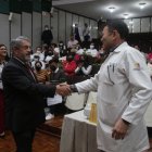 José Ruales saluda con el doctor Wali Mushtaq, responsable del área de oncología