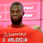 El jugador ecuatoriano Enner Valencia sostiene una camiseta del Club Internacional hoy, durante la rueda de prensa por su presentación como nuevo jugador del equipo en Porto Alegre (Brasil).