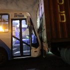 Un bus chocó con un vehículo de carga.