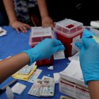 Personal de salud atiende a pacientes con VIH-sida, en una fotografía de archivo.