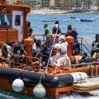 Imagen del barco Salvamar Macondo a su llegada al puerto canario de Arguineguín con decenas de migrantes. EFE/Quique Curbelo