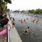 Las peroans toman un rerescante baño por las altas temperatura