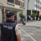 Uniformados realizan labores de investigación en el lugar de los hechos.