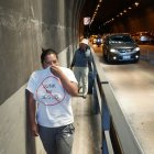 Cruce. Por sus propios medios y dándose formas los vecinos se movilizan hasta el centro de la ciudad para hacer sus trámites, sin importar la hora del día.