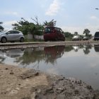 Un tramo de la avenida Teodoro Alvarado Oleas parece una piscina. Se vuelve angosta por los daños que presenta y los conductores deben sortear los obstáculos que aparecen a todas horas.