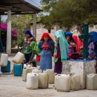 Indígenas mayas tzotziles, de la comunidad Guadalupe Shu’kun, llenan botes con agua el 22 de junio de 2023, en el municipio de Zinacantán, Chiapas (México).