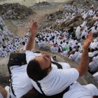 Visita. Un musulmán reza en el monte Arafat en la peregrinación del Hajj.