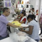 Comercio. Un grupo de personas realiza compras, al menor y mayor, en la importadora Mundo DF.