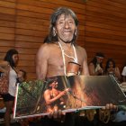 Visita. Miñiwa, uno de los últimos guerreros huaorani, llegó a Guayaquil con el grupo de viajeros.