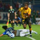 AMDEP689. ASUNCIÓN (PARAGUAY), 05/04/2023.- Claudio Aquino (abajo) de Cerro disputa un balón con Segundo Portocarrero de Barcelona hoy, en un partido de la fase de grupos de la Copa Libertadores entre Cerro Porteño y Barcelona SC en el estadio General Pablo Rojas en Asunción (Paraguay). EFE/ Daniel Piris