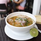 Gastronomía.- El típico encebollado que se sirve en Guayaquil.