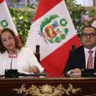 La presidenta del Perú, Dina Boluarte, acompañada del primer ministro, Alberto Otarola, enuna fotografía de archivo.