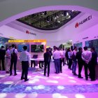 Varias personas visitan los stand de un congreso de tecnología en Tianjin (China), en mayo de 2019.