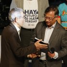 presidente de la Comisión de la Verdad de Colombia, el sacerdote jesuita Francisco De Roux (i), mientras entrega el informe final construido por la Comisión al entonces presidente electo Gustavo Petro (d), en Bogotá (Colombia) el 28 de junio de 2023