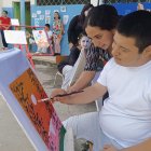 Mark Pinoargote es un estudiante de 16 años, quien a pesar de su discapacidad cuenta con mucha destreza para elaborar pinturas y diseños.