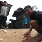 Los menores de edad juegan en canchas de tierra para divertirse