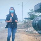 Labor. La periodista Lissette Ormaza en una cobertura comunitaria.