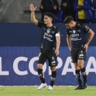 Lorenzo Faravelli (i) de Independiente celebra su gol hoy, en un partido de fase de grupos de la Copa Libertadores entre Independiente del Valle y Argentinos Juniors.