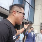 Instantes posteriores a la audiencia en las oficinas judiciales.