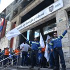 Trabajadores del sector eléctrico se manifiestan contra la posible medida, frente al ministerio del ramo