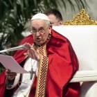 El papa Francisco oficia la misa en la Basílica de San Pedro en el Vaticano.