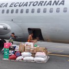 La primera carga con ayuda humanitaria partió desde Guayaquil hacia las islas Santa Cruz y San Cristóbal.