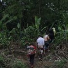 Trocha. Los caminos que hay que transitar en la selva están llenos de obstáculos. Los migrantes viajan con enormes maletas repletas de sus pertenencias para, en su mayoría, llegar a EE. UU.
