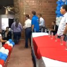 Huaquillas. Hasta los globos sobrevivieron al supuesto atentado. A la izquierda, dos militantes se alejan corriendo segundos antes de la explosión.