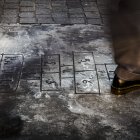 El dibujo de una rayuela en una plaza frente a la Biblioteca Nacional, en el sesenta aniversario de la publicación de la disruptiva novela "Rayuela".