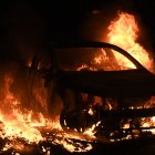 Un automóvil arde durante enfrentamientos entre manifestantes y policías antidisturbios en Nanterre, cerca de París, Francia, el 29 de junio de 2023