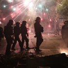 La policía antidisturbios choca con los manifestantes en Nanterre, cerca de París, Francia, el 29 de junio de 2023. La violencia estalló después de que la policía disparara fatalmente a un joven de 17 años