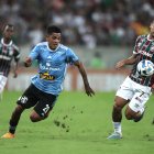 AMDEP5248. RÍO DE JANEIRO (BRASIL), 27/06/2023.- André (d) de Fluminense disputa el balón con Joao Grimaldo de Sporting hoy, en un partido de la fase de grupos de la Copa Libertadores entre Fluminense y Sporting Cristal en el estadio Maracaná en Río de Janeiro (Brasil). EFE/ Andre Coelho