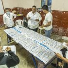 Fiscales y voluntarios del instituto Belén cuentan las papeletas presidenciales al final de la jornada electoral en el centro histórico de Ciudad de Guatemala.