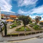 Ruta. El parque central del cantón Oña, un sitio turístico.