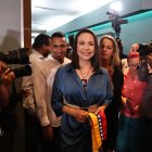 María Corina Machado, candidata de Vente Venezuela (VV) llega para su inscripción el 23 de junio de 2023, como candidata a las primarias que se celebrarán el próximo 22 de octubre, en Caracas (Venezuela). La opositora de Venezuela María Corina Machado calificó de "inútil" la inhabilitación política por un período de 15 años que pesa sobre ella, dada a conocer este viernes por el diputado José Brito, que solicitó a la Contraloría información sobre el estatus de la antichavista, quien presentó su candidatura a las primarias de octubre. EFE/ Miguel Gutierrez
