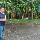 Trabajador de Agrocalidad operando un dron.