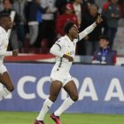 Los albos recuperaron la efectividad para clasificar a los octavos de final.