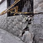 Extremos. Parecería que con solo mirarla, la casa podría venirse abajo. Está inhabitada.