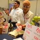 Feria. Diego Tapia, gerente de Ecuaforestar, promueve la venta de la fruta en ferias como la que organizó la Cámara de Industrias de Guayaquil.