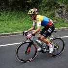 Richard Carapaz logró completar la primera etapa del Tour de Francia pese a sufrir una dura caída.